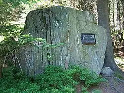 Obelisk Karla Kaviny v Obřím dole, kde byl rozptýlen jeho popel