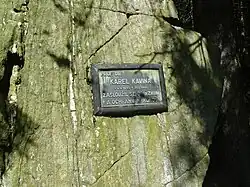 Kavinova deska na obelisku v Obřím dole