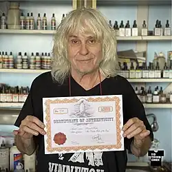 Airbrush ilustrátor Karel Kopic v ateliéru.