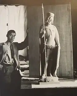 Sochař K. Novák ve svém nuselském atelieru s kopií gotické Parléřovy sochy sv. Václava