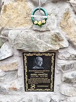 Detail nové pamětní desky (foto r. 2025)