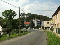Ulice ve střední části obce