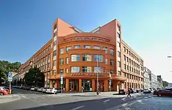 Palác Karlín na roku Křižíkovy a Thámovy ulice v Karlíně (Praha 8), architekt B. Čermák. Fotografie zobrazuje stav po přestavbě v roce 1999, jejímž autorem je Ricardo Bofill