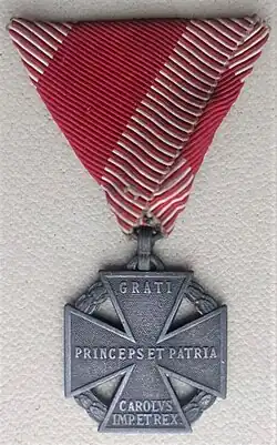 Karlův vojenský kříž (přední strana)