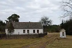 Usedlost ve vesnici a výklenková kaple