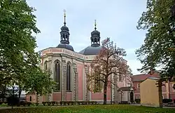 Klášterní kostel v parku na Karlově