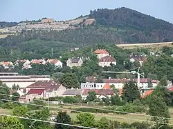 Oblast ulic Na Poříčí, Tovární a Bezručova, v pozadí jarovský lom a kopec Kosov, pohled z Počapel.