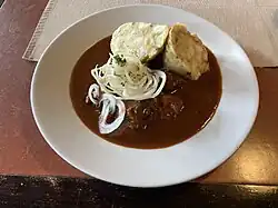 Guláš z české hospody s karlovarskými knedlíky