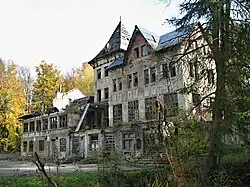 Hlavní budova někdejších lázní Karlovo údolí u Šluknova (stav v říjnu 2017)