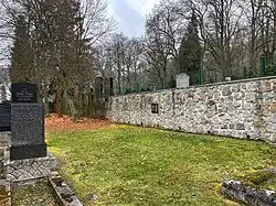 Místo původního hromadného hrobu