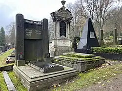 Hroby rodiny Arthura Maiera (vlevo) a Ludwiga Löwi Mosera (vpravo)