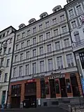 Karlovy Vary - Divadelní náměstí, novostavba na místě zbořeného měšťanského domu čp. 256.jpg