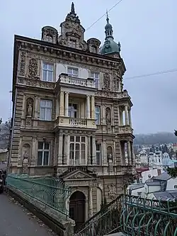 Nárožní průčelí s vedlejším vchodem, pohled od JZ, stav v listopadu 2020