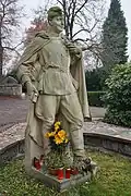Karlovy Vary - socha z pomníku rudoarmějce (původně ve Smetanových sadech) na ústředním hřbitově.jpg