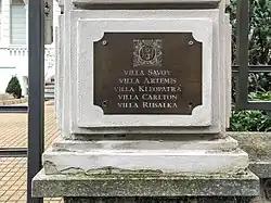 Tabulka u vchodu do areálu