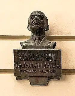 Busta Milana Mixy na boční straně domu Lázeňská 24/11