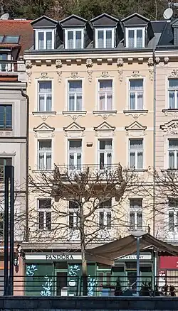 dům Modrá štika (1898), projekt a realizace nové fasády s osazením balkónů