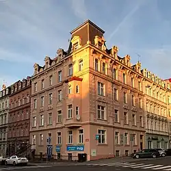 Nárožní dům ulic Jaltská a Dr. Engla, pohled z nám. Dr. Milady Horákové