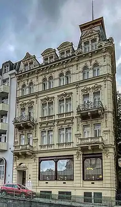 dům Tři bažanti (1897–1898), projekt Josef Waldert, event. společně s Alfredem Bayerem