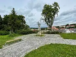 Pohled na centrum města, uprostřed socha Nový život