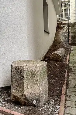 Torzo barokního sloupu, který v roce 1759 požár přestál (foto červen 2021)