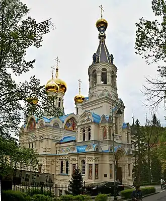 Pohled na Chrám svatého Petra a Pavla v Karlových Varech