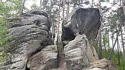 Boční pohled na celý skalní útvar