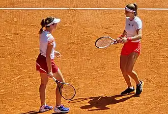 Linda Nosková s Karolínou Muchovou ve čtyřhře