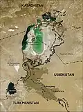 Aralské moře v roce 2003; černá čára naznačuje jeho plochu v roce 1850