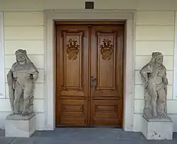 Karviná, zámek, dva Herkulové (1).JPG