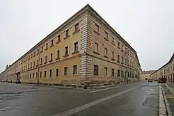 Kasárna důstojnický pavilon (rotmistrovský) (Josefov).JPG