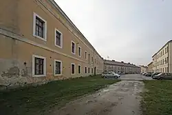 Kasárna jednoduchá Okružní 221, Jaroměř-Josefov (01).JPG