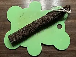 Fuet obalený v pepři