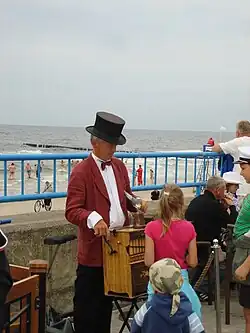 Flašinetář v Kolobřehu na přímořské promenádě (2010)