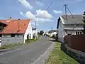Domy podél hlavní silnice