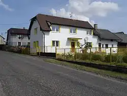 Domy podél hlavní silnice