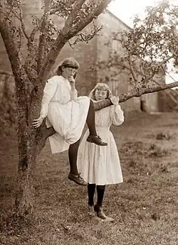 Katie a Lulu, asi 1890