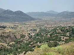 krasové pole u vesnice Kato Lousi severně od Kastrie