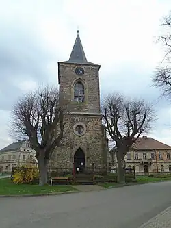 Průčelí s věží