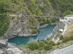 Most Kawarau Bridge Bungy, místo světově prvního komerčního bungy jumpingu, nad řekou Kawarau River. (A. J. Hackett Bungy Centre je napravo)