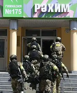Příslušníci FSB vstupují do budovy
