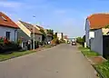 Ulice Ke Zdibům dokládá venkovský ráz Březiněvsi