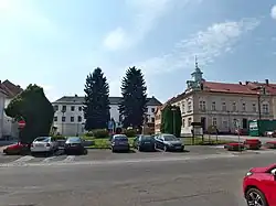 Část náměstí, v pozadí zámek