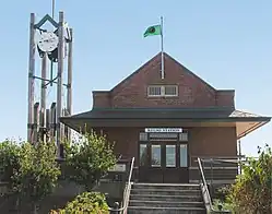 Pohled na stanici s hodinami.