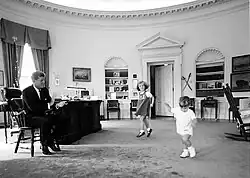 Kennedyho děti navštívily Oválnou pracovnu. Prezident Kennedy, Caroline Kennedy, John F. Kennedy junior, 10. října 1962.