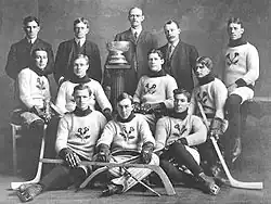 Tým Kenora Thistles s pohárem Stanley Cup v lednu 1907