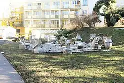 Keramická plastika Zvěrokruh u domova seniorů v Řepínské ulici, Praha