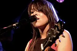 Keren Ann během vystoupení, 2006