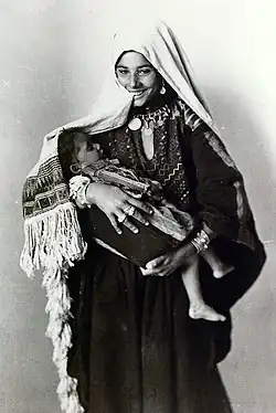 Palestinská matka s dítětem, 1918–1938