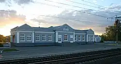 Železniční stanice Charovskaja s nádražní budovou